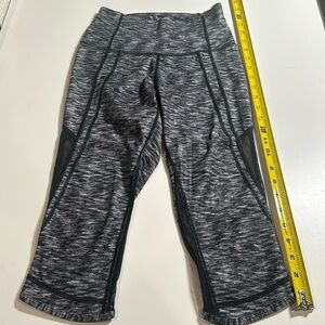 Lululemon Cropped Leggings (Size 4, Black & White Marbled Design)